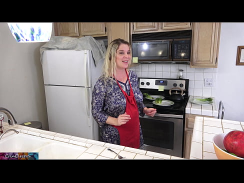 ❤️ Ibu tiri memerah susunya di dapur sebelum tarikhnya Video seks pada ms.pornovore.ru ❤
